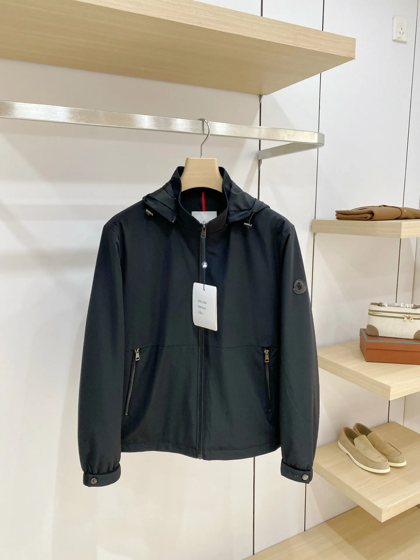 Moncler ： ， ， 。 ， ， ， 、 。 ： ， ， 、 。 Breathable， ， ， 。 ： ， ； ， ， 。 ， ， 。 ：Navy Blue、Khaki、Black ， ， 、 、 ， 。 Sizes：M-4XL